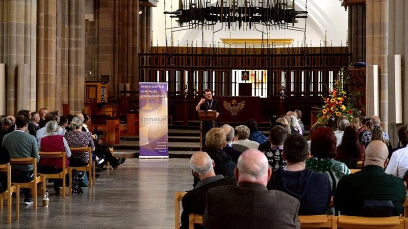 Michael Leyden address the congregation